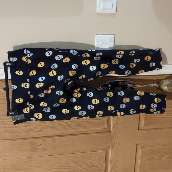 Torrid, black high-rise silver/gold glitter skull leggings with pockets - Picture 4 of 10